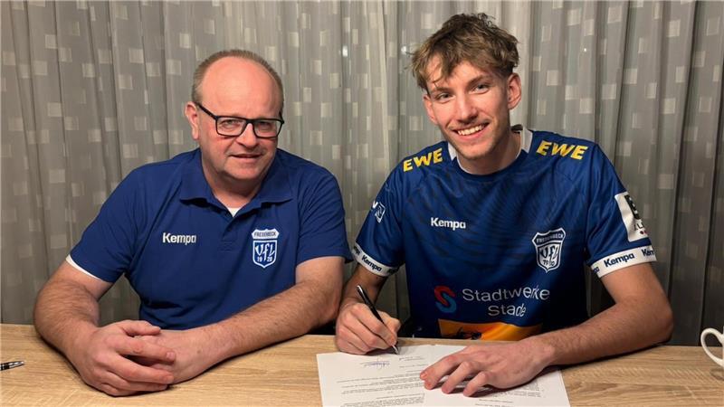 Noah Schwenke (rechts) unterschreibt seinen Vertrag. Der VfL Fredenbeck um Manager Lars Müller holt Schwenke aus Altenholz.