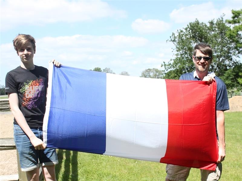 Noah und Papa Arnaud Marquette drücken den Franzosen gegen Deutschland die Daumen. Foto: Bröhan