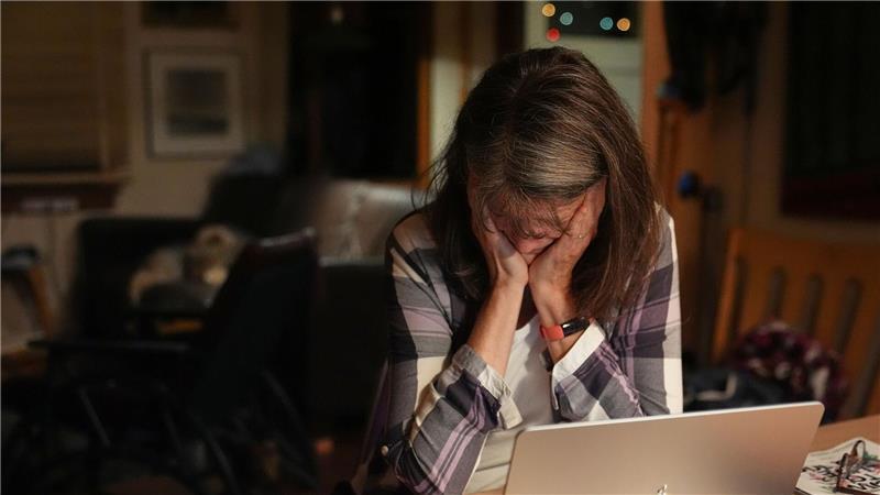 Schlafend, wandernd, offline: Nobel-Geehrte kaum erreichbar Nobelpreisträgerin Brunkow wird in den USA mitten in der Nacht von Fotografen zuhause überrascht.