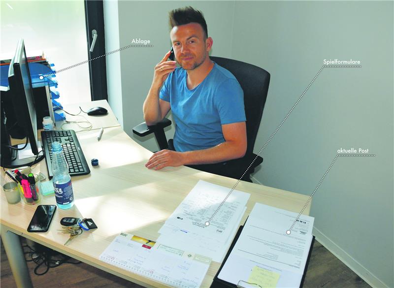Noch-D/A-Trainer Enrico Maaßen an seinem Schreibtisch. Foto: Stephan