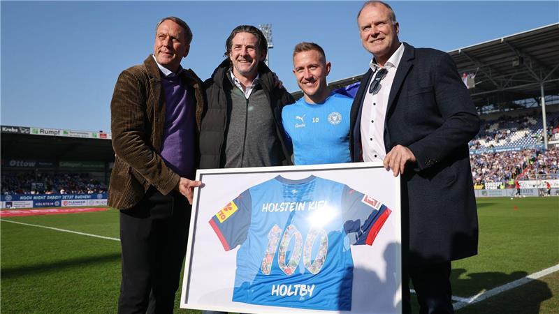 Holtby verlässt Holstein Kiel zum Saisonende Noch am Samstag für sein 100. Pflichtspiel für Holstein Kiel geehrt, einen Tag später den Abschied angekündigt: Holstein-Kapitän Lewis Holtby (2.v.r.).