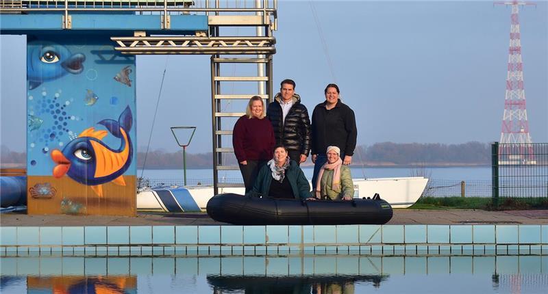 Noch auf dem Trockenen: Julia Cirkel (hintere Reihe von links), Kai Klegräfe und Aline Borchers sowie Henrike Dürkes und Rebekka Gröne (beide im Schlauchboot).