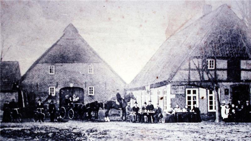 Noch aus dem 19. Jahrhundert stammt dieses Bild von Uthledes ältester Gastwirtschaft „Wolters“. Bereits 1847 wurde hier eine Hengstdeckstelle des Königlich Hannoverschen Landgestüts eingerichtet.