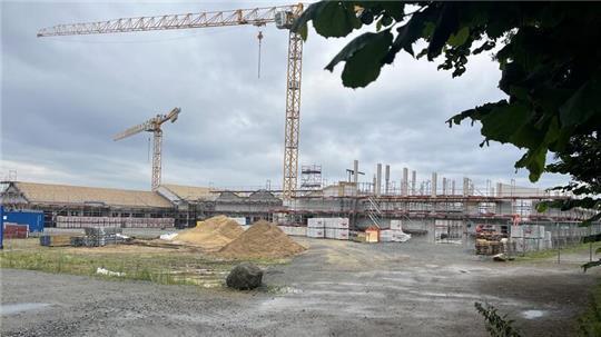 Noch bestimmen Sandberge und Kräne das neue Schulgelände in Bliedersdorf.