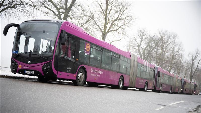 Noch bis Ende April fährt wegen der Sanierungsarbeiten ein Schienenersatzverkehr mit Bussen.