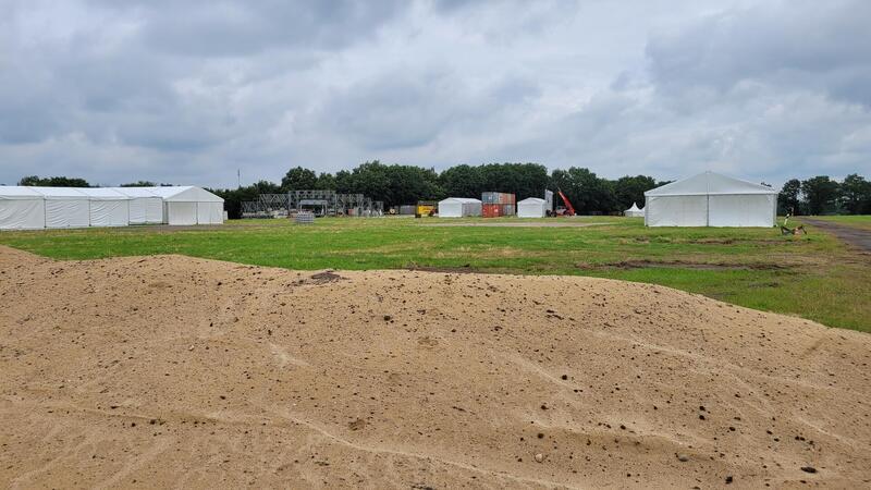 Noch braucht es Fantasie, sich das Infield des Deichbrand-Festivals mit seinen Open-Air-Bühnen und dem Palastzelt vorzustellen. Immerhin: Eine Sanddüne gibt es bereits.