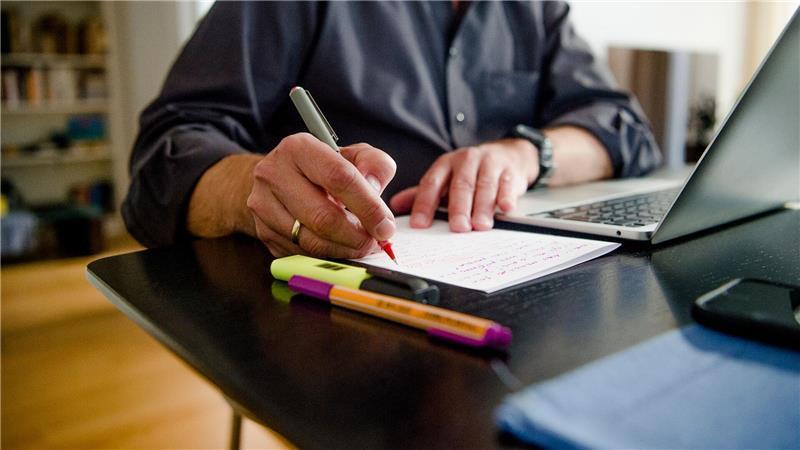 IW-Studie: Längere Arbeitstage kein Gesundheitsrisiko Noch darf laut die werktägliche Arbeitszeit in der Regel acht Stunden nicht überschreiten - das soll sich ändern. (Symbolbild)