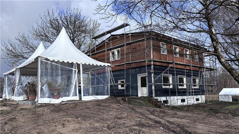 Noch eine Baustelle: das Gasthaus und die Terrasse.