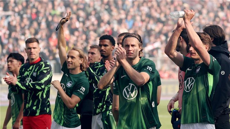 Noch eine Chance erspielt: Die Spieler des VfL Wolfsburg.