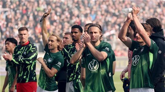Noch eine Chance erspielt: Die Spieler des VfL Wolfsburg.