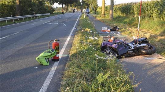 Noch einige Stunden nach dem Unfall waren die Einsatzkräfte mit der Spurensicherung beschäftigt. Foto: Theo Bick