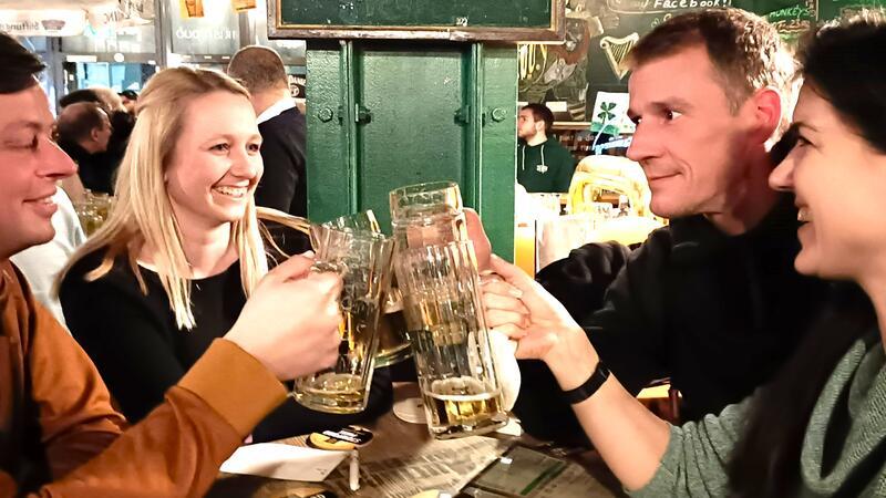 Noch einmal hoch das Glas: Die Stammgäste Hendrik und Melanie Specht (von links), Thomas Schlosser und Katharina Lechler.