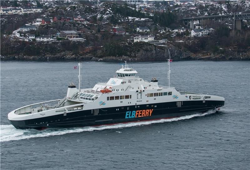 Noch fährt die künftige „GreenferryI“ unter dem alten Namen „Fanafjord“, aber bereits mit dem Schriftzug Elbferry als Ersatzschiff im Liniendienst ab Bognafjorden im Stavangerfjord. Foto: Tom Gulbrandsen/Aviation & Maritime