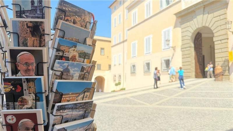 Wiedersehen in Castel Gandolfo - Papst in Ferien Noch fehlen vor dem Papstpalast in Castel Gandolfo die Postkarten mit Leo XIV.