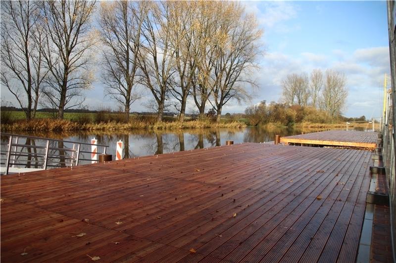 Neue Aussichten an der Oste Noch fehlt die Brüstung aus Holz und Glas an den Holzterrassen . Der vordere Bereich soll der Gastronomie zur Verfügung gestellt werden, auf der zweiten im Hintergrund sollen Ruhemöbel zum Verweilen einladen.Fotos: Klempow
