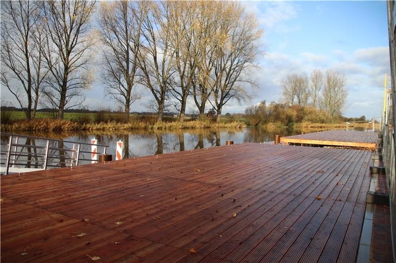 Noch fehlt die Brüstung aus Holz und Glas an den Holzterrassen . Der vordere Bereich soll der Gastronomie zur Verfügung gestellt werden, auf der zweiten im Hintergrund sollen Ruhemöbel zum Verweilen einladen.Fotos: Klempow