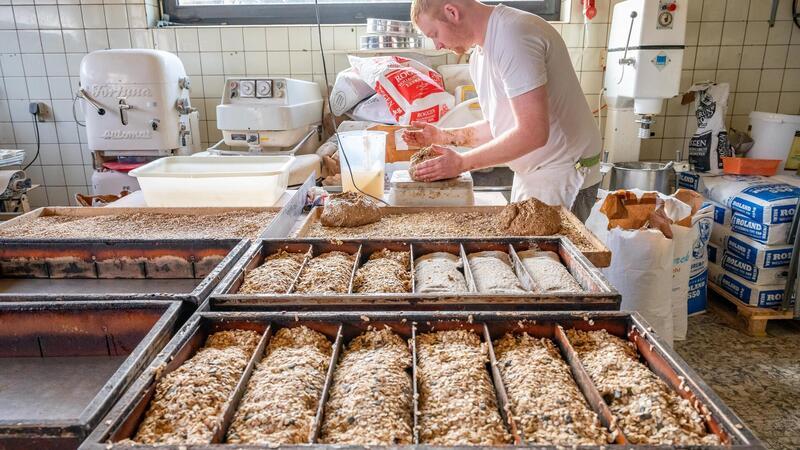 Noch fertigt Jan Wiechmann voller Hingabe sein Sonnenblumen-Schwarzbrot. Für ihn kam das Weiterführen des Familienbetriebs nicht infrage.