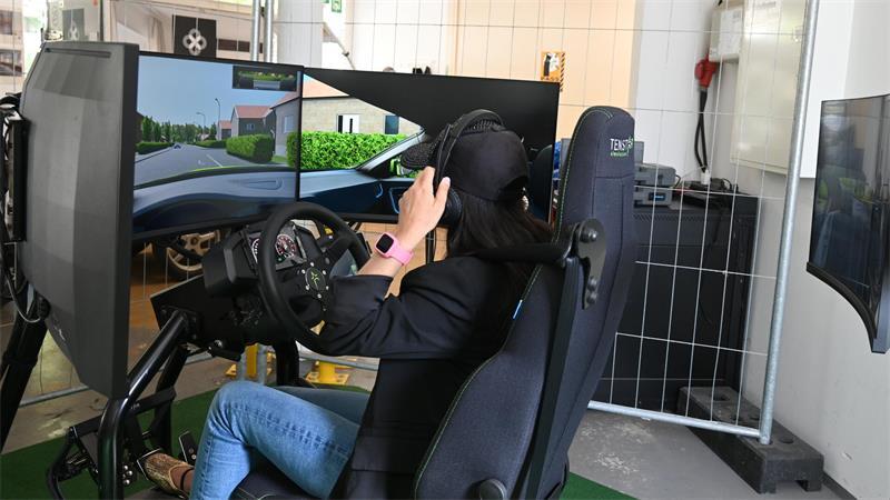 Eine Staderin will den Führerschein günstiger machen – mit Simulatoren Noch fristet Andrades Simulator eine unscheinbare Existenz in einem vollgestellten Raum in der Holstenstraße. Wenn alles gut läuft, soll der erste richtige Hub 2027 an den Start gehen.