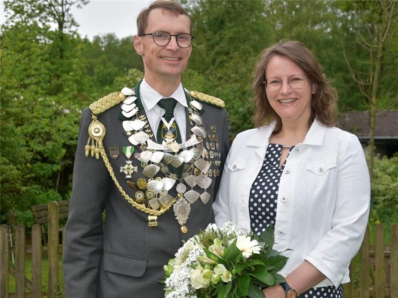 Noch genießen sie die Ruhe im eigenen Garten: Der frischgebackene Schützenkönig Peter Ording und seine Frau Kerstin freuen sich aber auf die Feierlichkeiten am Sonntag, die mit einem gemeinsamen Erbsensuppenessen starten und mit dem Festumz