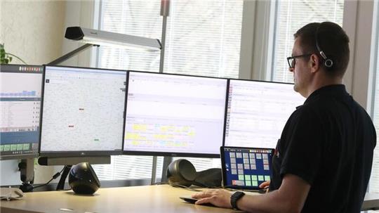Noch gibt es in Niedersachsen 29 Rettungsleitstellen. Doch deren Zahl nimmt nach und nach ab. Immer mehr Landkreise tun sich zusammen und gründen Groß- oder Regionalleitstellen.