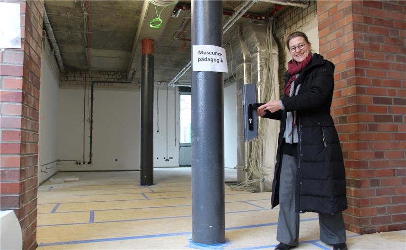 Noch gibt es nur die Klinke. Museumsleiterin Dr. Susanne Keller zeigt, wo die Tür des Raums für Museumspädagogik sein wird. Fotos Richter