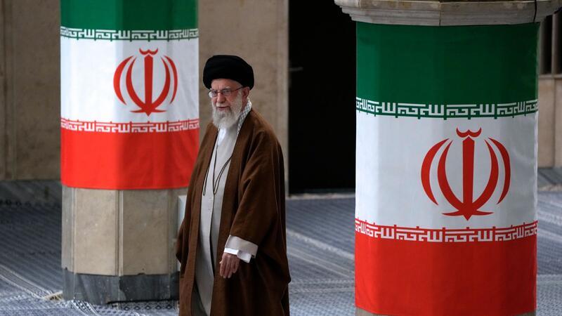 Iran: Zwischen Machtkampf und nationaler Versöhnung Noch gilt er als der mächtigste Mann des Landes: Ajatollah Ali Chamenei, der Oberste Religionsführer im Iran.