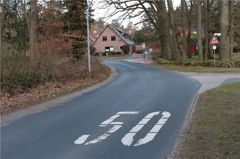 Noch gilt für die Ortsdurchfahrt Ketzendorf Tempo 50. Anwohner und die Politik wollen, dass sich das ändert. Foto: Frank