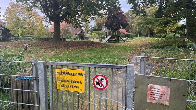 Alte Schule oder Container-Bau: Streit über Interimslösung in Lühe aufgeflammt Noch hält die Kirche das Spielplatz-Grundstück zurück.