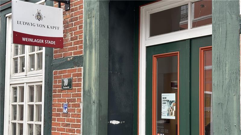 Ex-Weinlager am Fischmarkt in Stade soll zum Stader Treffpunkt werden Noch hängt das Schild der Weinhandlung an der Tür. Die Filiale von Ludwig von Kapff ist aber inzwischen umgezogen.