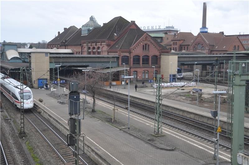 Noch halten die IC- und ICE-Züge von und nach Süddeutschland im Harburger Bahnhof. Das will die Bahn ab Sommer ändern. Foto: Wahba