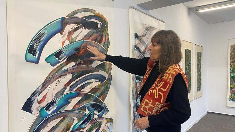 Warum diese Buxtehuder Altstadt-Immobilie bald für Neues genutzt wird Noch hat Heidi Meyer ihre Galerie am Geesttor geöffnet und führt ihre Gäste durch die Ausstellung.