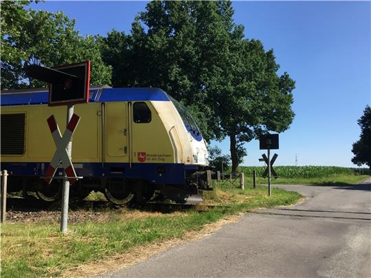 Noch hat es am Tag Seltenheitswert: Am Bahnübergang in Fredenbeck fährt ein Zug gen Bremervörde. Foto: Fehlbus