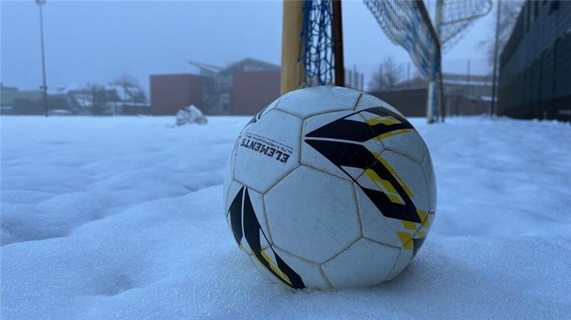 Noch herrschen eisige Zeiten für den Vereinssport, die Kicker müssen auf den Sportplatz an der L140 und an der Grundschule in Hollern ausweichen.