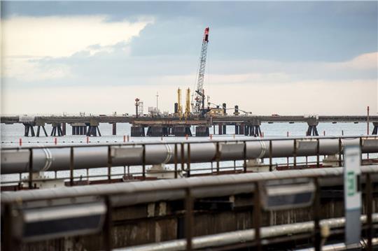 Noch im Dezember soll eine schwimmende Speicher- und Regasifizierungsanlage (FSRU) in Wilhelmshaven anlegen. Foto: Schuldt/dpa