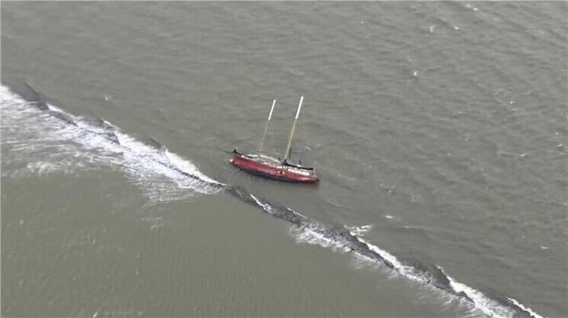 Noch immer befindet sich die havarierte „Ethel von Brixham“ am Leitdamm.