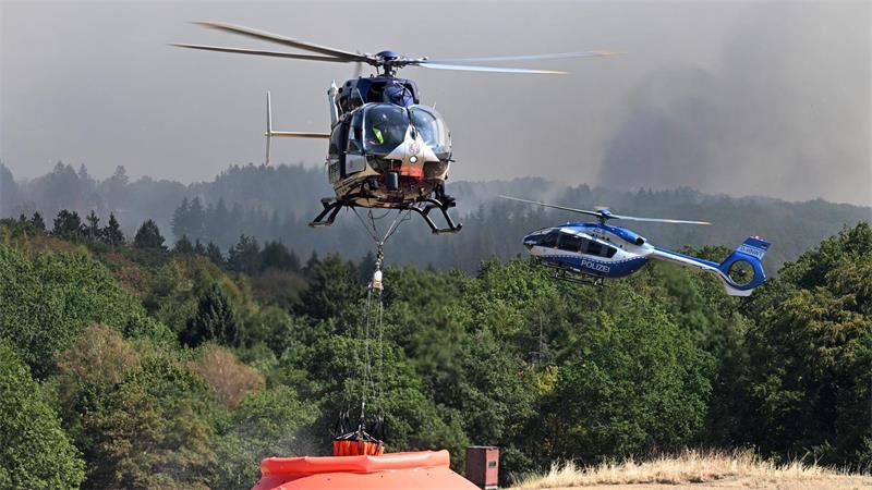 Größter Waldbrand in NRW – Evakuierung in der Eifel Noch immer lodern die Flammen im Hürtgenwald.