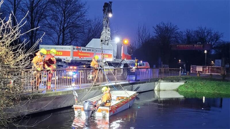 Noch immer stehen am Serengeti-Park große Flächen unter Wasser. Die Helfer der Stader DLRG suchen mit dem Rettungsboot nach Treibgut.