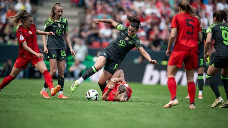 „Sehr stolz“: Wolfsburg feiert zehnten Pokaltitel in Serie Noch in Wolfsburg, bald beim FC Bayern: Lena Oberdorf (M) im Zweikampf.