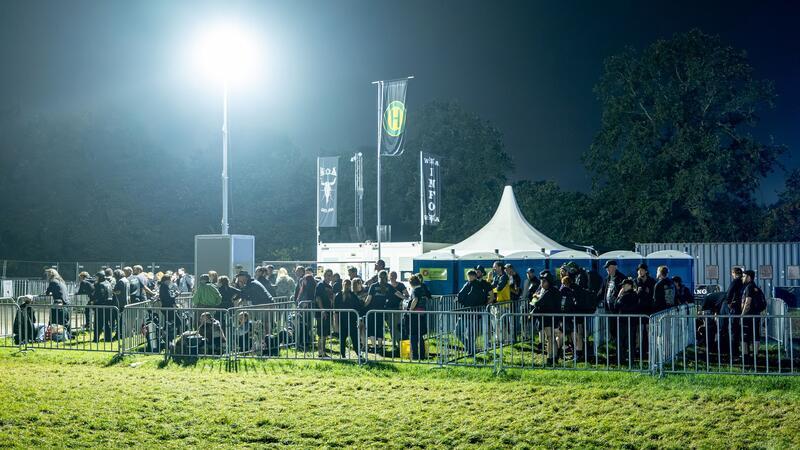 Noch in der Nacht reisten Metalfans aus Wacken ab.