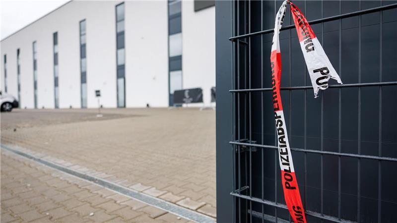 Noch in der Nacht stellten Spezialisten der Mordkommission Spuren am Tatort sicher. 