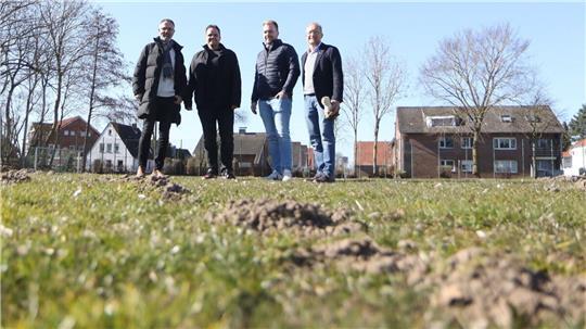 Noch in diesem Jahr soll der holprige Bolzplatz neben dem alten Aldi-Markt in Otterndorf einem kleinen Kunstrasenplatz weichen. 