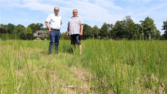 Noch ist das Baugebiet Heringskoop eine grüne Wiese. Aber Uwe Blohm (rechts), Bürgermeister der Gemeinde Nordleda, und Verwaltungsvertreter Sönke Westphal hoffen auf den Titan-Effekt.