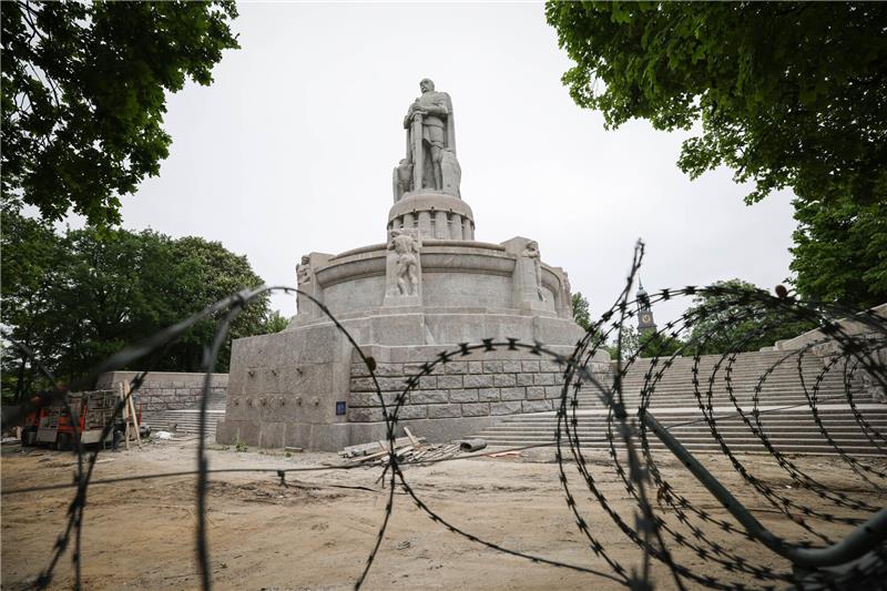 Noch ist das Bismarck-Denkmal mit einem Bauzaun umgeben, bis Juni 2023 sollen die Sanierungsarbeiten beendet sein. Foto: Christian Charisius/dp