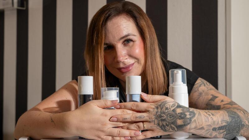 Nach schwerster Akne geht sie ins finanzielle Risiko Noch ist das Design der Produkte ein Geheimnis: Nathalie Krieg stellt mit ihrer Firma Geestglanz eine eigene Kosmetikserie vor.