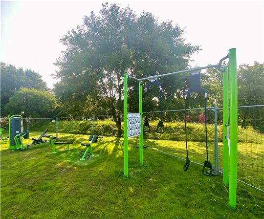 Noch ist das Gelände am Spielplatz Westfeld eingezäunt: Der Outdoor-Fitness-Bereich wird am 27. Juli eingeweiht.