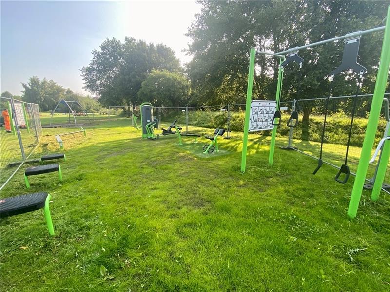 Jorker Fitness-Park auf Spielplatz wird eröffnet Noch ist das Gelände am Spielplatz Westfeld eingezäunt: Der Outdoor-Fitness-Bereich wird am 27. Juli eingeweiht.