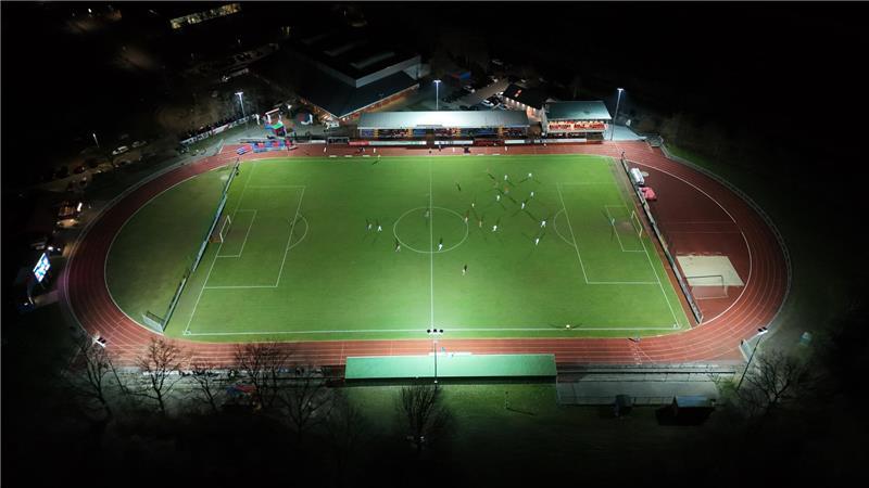 Noch ist das Kehdinger Stadion ziemlich dunkel. Mit dem neuen Flutlicht soll sich das ändern.