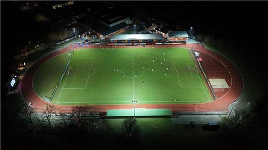 Noch ist das Kehdinger Stadion ziemlich dunkel. Mit dem neuen Flutlicht soll sich das ändern.