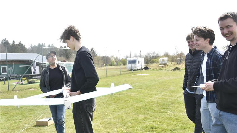 Noch ist das Modell intakt: Pilot Timur Becker, Simon Jakobs, Malte Schwarze, Lucca Krucoski und Jannis Nettersheim warten auf Windstille.