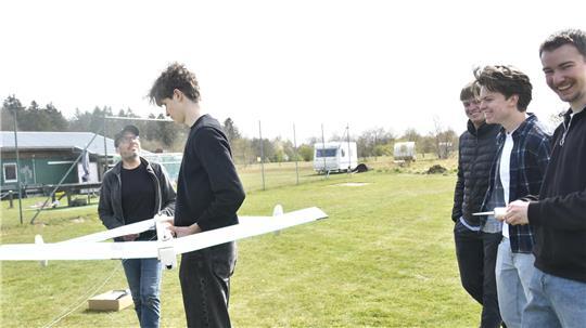 Noch ist das Modell intakt: Pilot Timur Becker, Simon Jakobs, Malte Schwarze, Lucca Krucoski und Jannis Nettersheim warten auf Windstille.